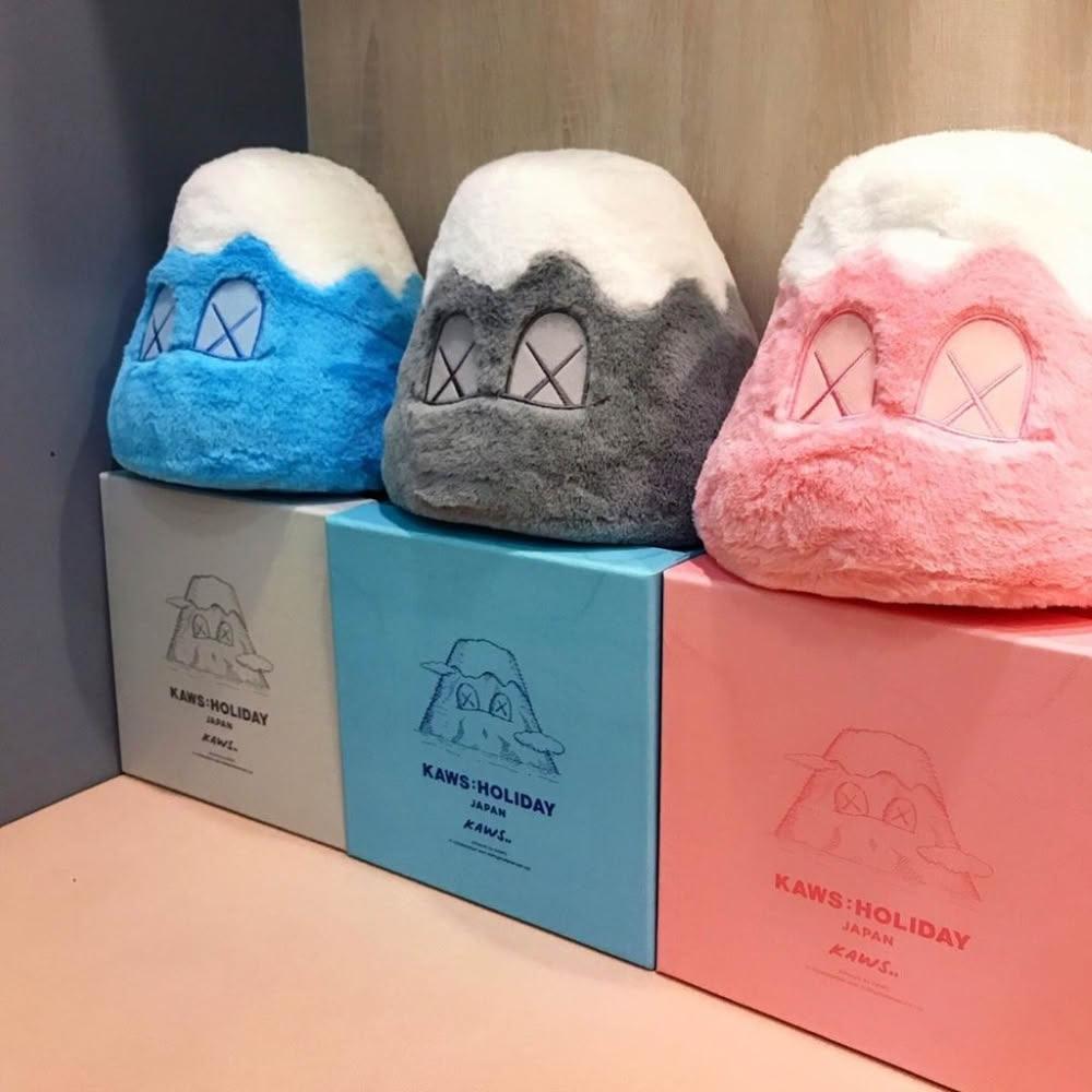 2019AW KAWS HOLIDAY JAPAN 8 Mount Fuji Plush 富士山抱枕限量