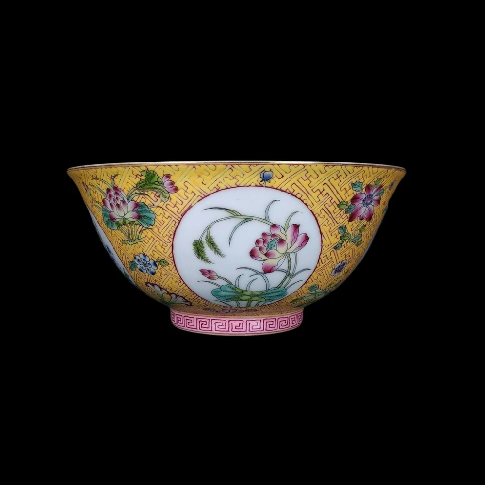 黄地粉彩鳳凰文平小碗 大清乾隆年製 博古珍藏》清乾隆黃地粉彩穿花龍鳳紋宮碗宮廷珍藏老件文物瓷器國際拍賣