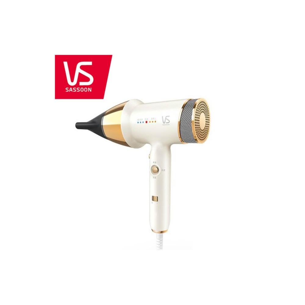 VS沙宣 VSD-1260WGW 電吹風採用高品質PC材質，具備1300W強大功率，快速吹乾頭髮。尺寸為18.3x28.4x8.6cm，重量僅700g，輕便易攜。耐熱溫度高達125°C，適合日常使用，提供舒適吹風體驗。產地中國，國際條碼4892684012266，保固2年，商檢字號R39519。
