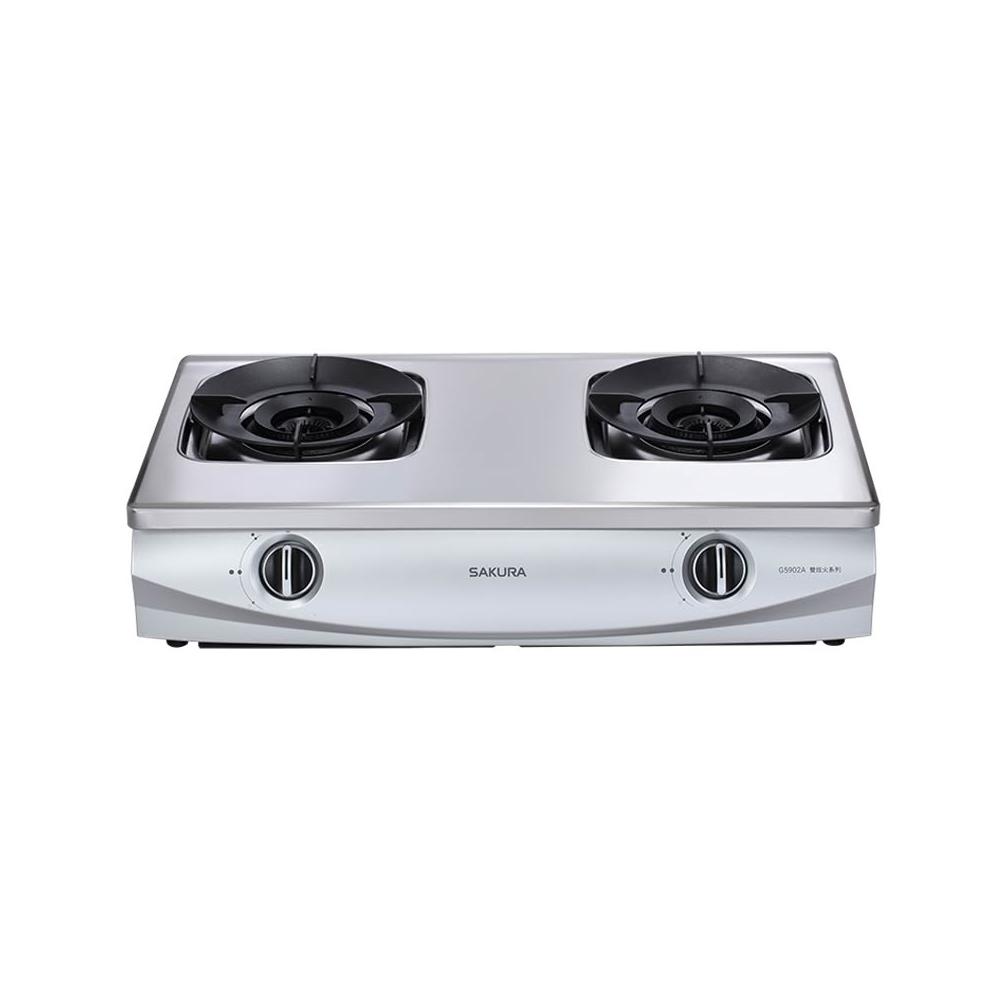  SAKURA櫻花牌 G-5902 雙口瓦斯爐，採用臺灣製造不鏽鋼爐臺與雙炫火頭設計，提供高效均勻加熱。壓電式自動點火，瓦斯消耗量9~10kW，能源效率第一級，適閤家庭廚房使用。尺寸700 x 400 x 195mm（含爐架），保固1年，BSMI許可R51085，專用液化（桶裝）瓦斯，標準安裝簡易安全。 