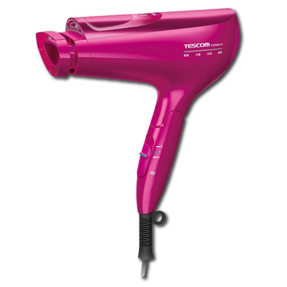 TESCOM TCD5000TW TESCOM TCD5000TW 白金奈米膠原蛋白吹風機,搭載先進奈米膠原蛋白與負離子技術,深層滋養秀髮,減少毛躁,提升光澤。1500W強勁功率,四段溫度兩段風速調整,適合各種髮質。機身可折疊設計,便於攜帶旅行。標準配件包含整髮烘罩與集風吹嘴,完美造型。110V電壓,紅色系時尚外觀,1年保固,中國製造。專業護髮吹風機,您的日常必備!