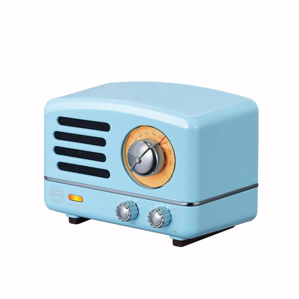  MUZEN x LINE 聯名 OTR Metal 藍芽喇叭收音機，熊大晚安珍藏版搭配專屬小木屋，創意造型設計結合 FM 廣播與 Bluetooth 藍芽功能，桌上型 ALL IN ONE 多媒體喇叭，單聲道輸出，提供優質音效與便利收聽體驗。尺寸約 17cm x 10cm x 12.5cm，重量 436g，NCC 認證 CCAJ22LP3810T2，非人為損壞一年保固，適合居家休閒使用。 