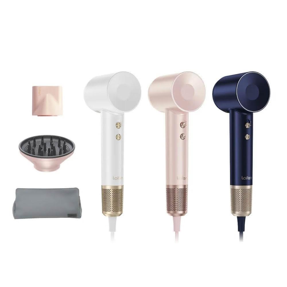 Laifen 徠芬 Swift Premium 高速吹風機，輕巧設計僅407g，主機尺寸89*70*277mm，適合日常使用。提供三段溫度與兩段風速調整，1400W強力瓦數快速乾髮，標準配件包含烘罩器。顏色選擇：珍珠白金、星空藍金、香檳粉金。產地中國，110V電壓適用臺灣，BSMI許可字號R55860，享有2年保固。高效護髮，輕鬆造型，專業級家用吹風機首選。