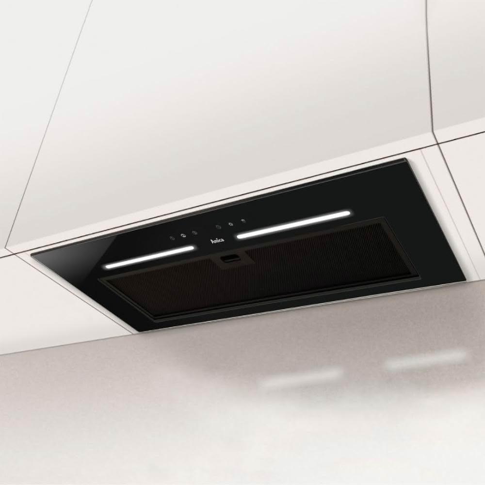 Amica XQ-85F88GTB 隱藏式抽油煙機，採用耐熱強化玻璃與不鏽鋼材質，額定吸力高達950m³/h，提供3段風速調整與電子式按鍵操作，適合臺灣110V/60Hz電壓使用。機體尺寸高256mm x 寬850mm x 深290mm，風管口徑Ø150mm，BSMI許可字號R74158，保固1年，不含安裝，高效除油煙首選！