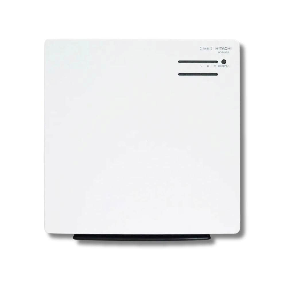  HITACHI 日立 UDP-G25 輕薄美型空氣清淨機，尺寸僅 407x133x426 mm，適合 10 坪以下空間使用。搭載 HEPA 濾網，強效淨化 PM2.5 等細懸浮微粒，按鍵式控制面板操作簡便。能源效率第 5 級，年耗電量低至 16-27W，機重僅 3.8kg，輕巧易攜。日本製造，BSMI 認證，享 1 年保固。圖片色差以實際商品為準，提供潔淨空氣，守護健康生活。 