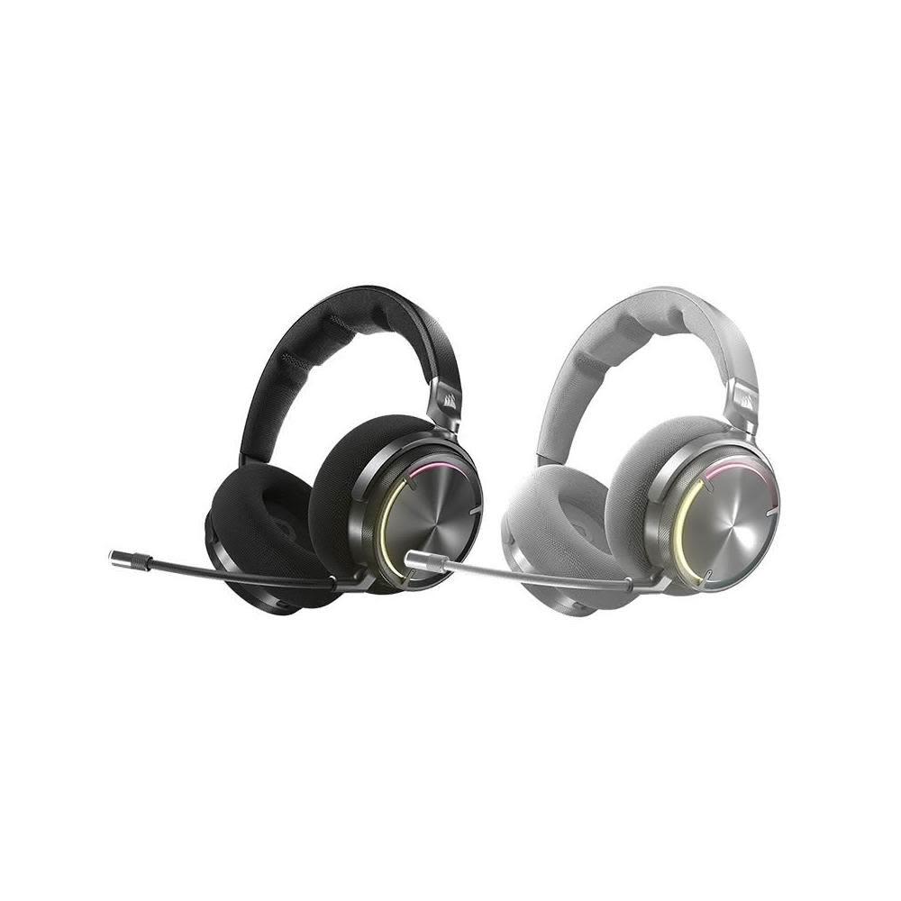 Corsair 海盜船 VIRTUOSO MAX 藍芽頭戴式電競耳機，支援一般使用與電競遊戲，內建麥克風，銀色系設計，重量僅1275g。無線連線模式，適用 Windows 與 Android 系統，通用線控相容，無輸入端子。兩年保固，NCC 認證 CCAK24LP1090T0，BSMI R33H76，提供舒適長時間配戴與高品質音效體驗。