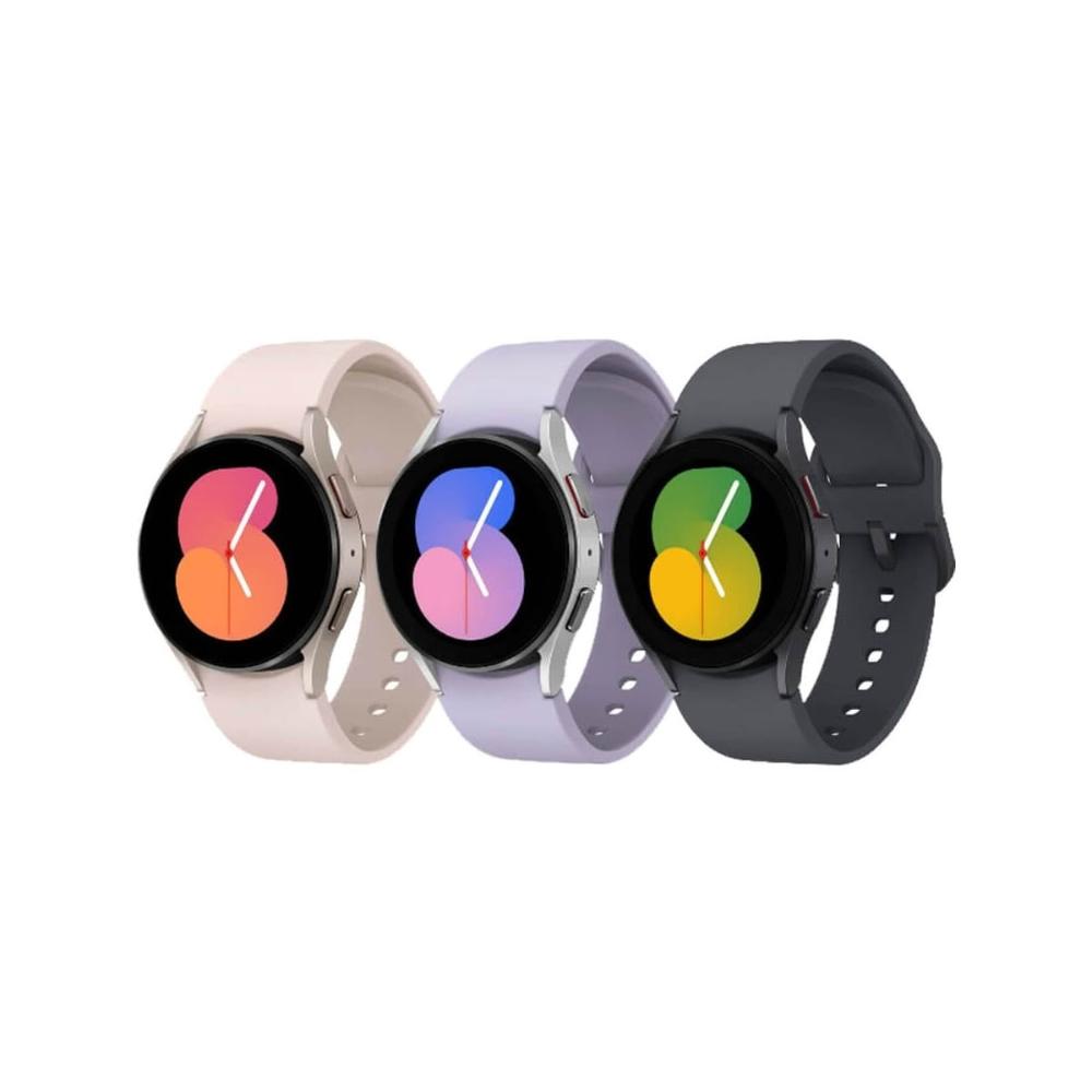  三星 Galaxy Watch 5 智慧手錶，搭載 Android 作業系統，完美適用於 Android 裝置。豐富功能包括 GPS 導航、NFC 連結、WiFi 傳輸、藍芽通話、觸控操作、藍芽遙控、運動偵測、健康偵測、觸控螢幕及可換螢幕畫面，更支援行動支付，讓您隨時掌握健康與生活。享 1 年供應商保固 12 個月。附屬配件包含充電線（非原廠不保證），響應環保不含充電頭，外盒若無原廠則提供輕量包裝。 