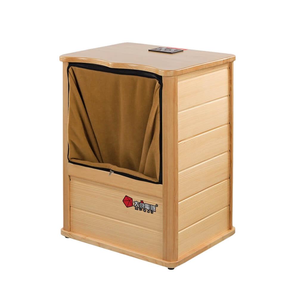 大京電販 BY010079 桑拿桶 小型 大京電販 BY010079 小型桑拿桶,採用優質鐵杉木材質製作,尺寸56x46x73cm,適合居家使用。具備紅外線加熱功能、定時控制及微電腦面板,可泡至小腿肚,免用水設計更便利。內建腳底穴珠按摩,幫助舒緩疲勞,提升血液迴圈。電壓110V/60Hz,功率400W,保固1年,BSMI認證R53615。包裝含原木桶身、保暖綁絨布套及說明書,是居家養生泡腳的理想選擇。