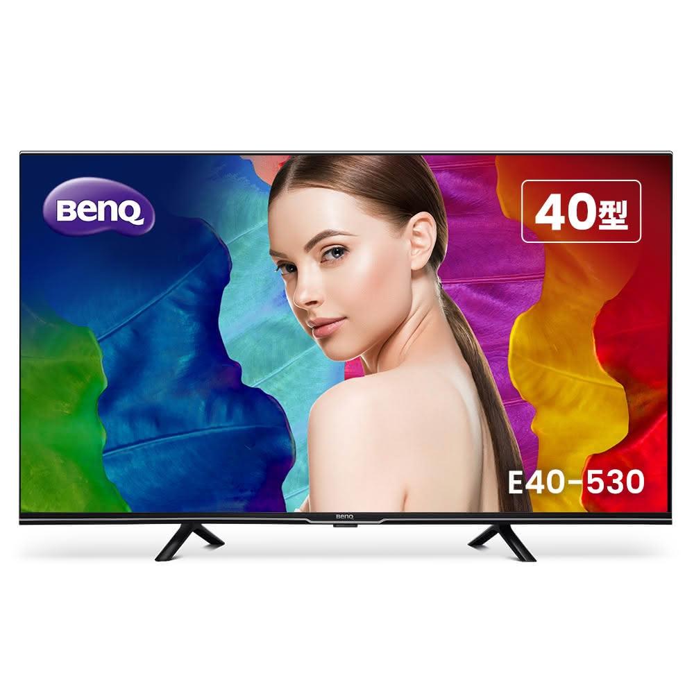  BenQ 明基 E40-530 40吋 Full HD (1920x1080) LED 電視，採用 60Hz 倍頻技術，提供清晰流暢影像。內建杜比數位音效與 20W (10W+10W) 立體喇叭，帶來沉浸式環繞音場。配備 3 組 HDMI 端子、1 組 AV 端子及 2 組 USB 插槽，支援多種影音輸入。尺寸輕巧 (含底座 897.9x560.2x180.2 mm，重 5.8 kg)，適合客廳或臥室使用。3 年保固，產地中國，功能選單支援中文，電源 110V。無視訊盒，無 VGA/麥克風/色差端子，BSMI 許可 R31740。 